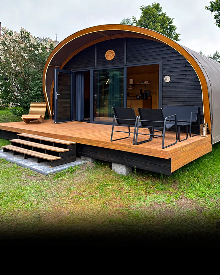 Drewniany taras ze schodami zainstalowany w module X-Tent